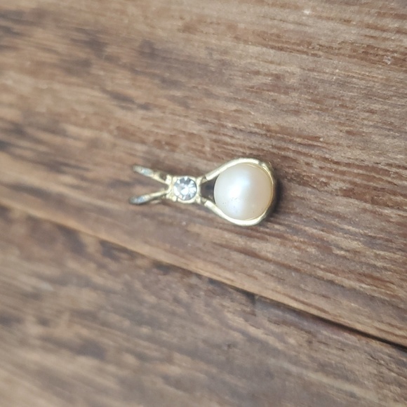 Clawfoot‎ angel kiss pendant